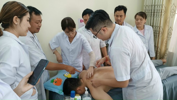 hình ảnh nhân viên làm xoa bóp bấm huyệt